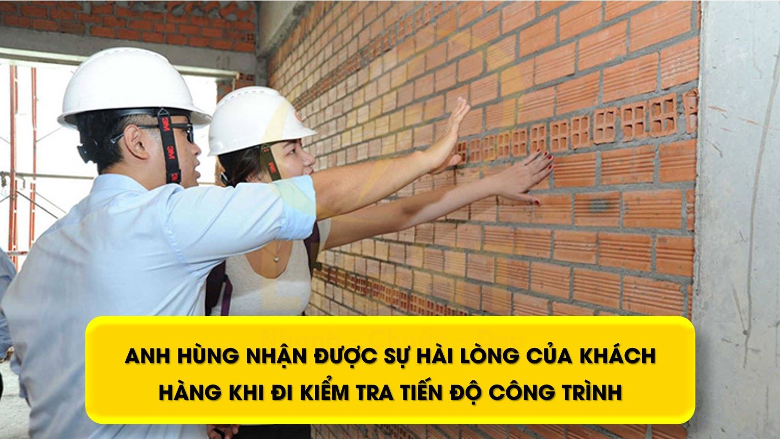 Anh Hùng nhận được sự hài lòng của khách hàng khi đi kiểm tra tiến độ công trình